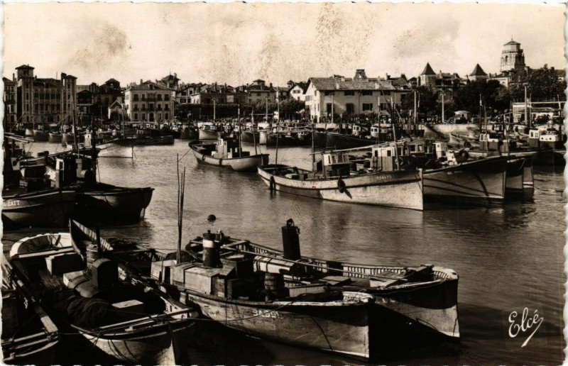 Carte postale ancienne Saint-Jean-de-Luz Le port apres la rentrée des Chalutiers à Saint-Jean-de-Luz