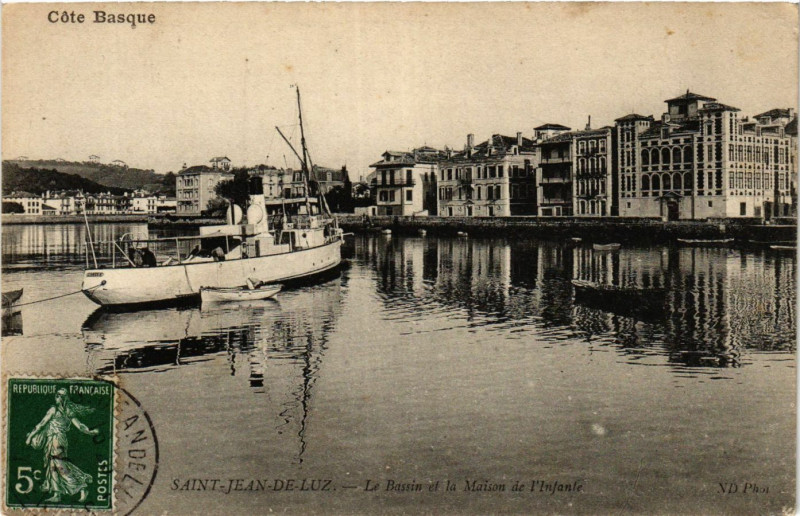 Carte postale ancienne Saint-Jean-de-Luz Le Bassins et la Maison de l'Infante à Saint-Jean-de-Luz