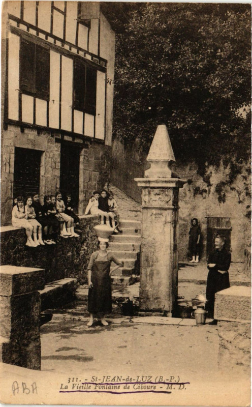 Carte postale ancienne Saint-Jean-de-Luz La Vieille Fontaine de Ciboure à Saint-Jean-de-Luz