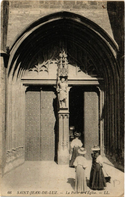 Carte postale ancienne Saint-Jean-de-Luz La Porte de l'Eglise à Saint-Jean-de-Luz