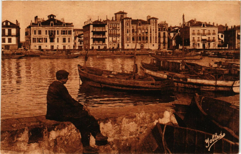 Carte postale ancienne Saint-Jean-de-Luz La Maison de l'Infante et le Port à Saint-Jean-de-Luz
