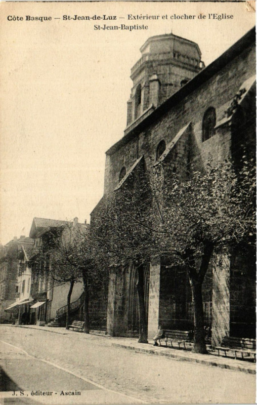 Carte postale ancienne Saint-Jean-de-Luz Exterieur et clocher de l'Eglise Saint-Jean Baptiste à Saint-Jean-de-Luz