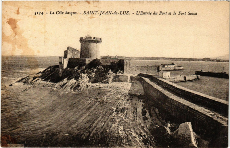 Carte postale ancienne Saint-Jean-de-Luz Entrée du Port et le Fort Socoa à Saint-Jean-de-Luz