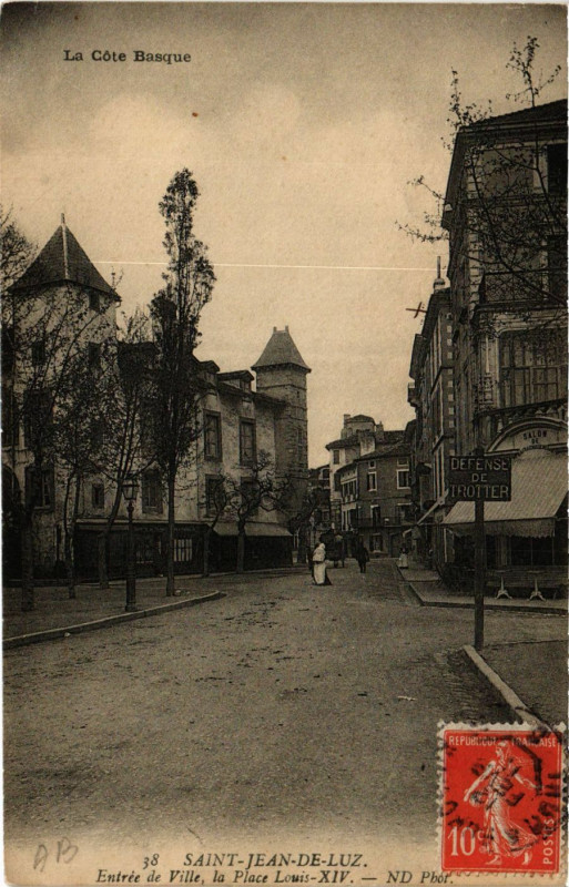 Carte postale ancienne Saint-Jean-de-Luz Entrée de Ville la Place Louis Xiv à Saint-Jean-de-Luz