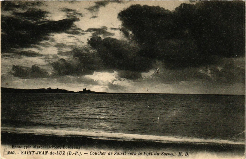 Carte postale ancienne Saint-Jean-de-Luz COUCHEr de Soleil vers le Fort du Socoa à Saint-Jean-de-Luz
