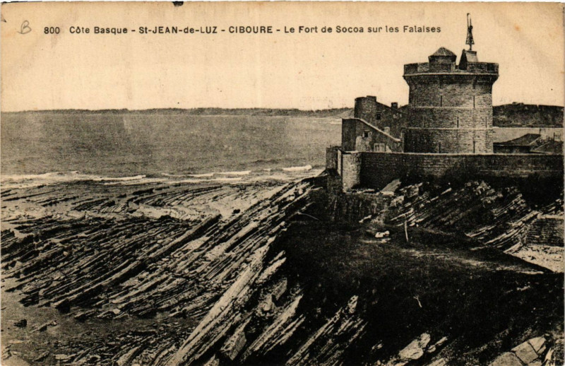 Carte postale ancienne Saint-Jean-de-Luz Ciboure-Le Fort de Socoa sur les FALAISEs à Saint-Jean-de-Luz