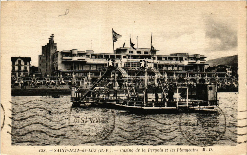 Carte postale ancienne Saint-Jean-de-Luz Casino de la Pergola et les Plongeoirs à Saint-Jean-de-Luz