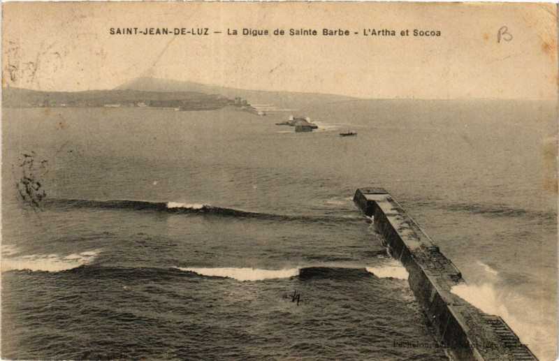 Carte postale ancienne Saint-Jean-de-Luz La Digue de Sainte-Barbe-L'Artha et Socoa à Saint-Jean-de-Luz