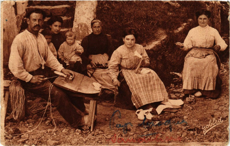 Carte postale ancienne Pays Basque Famille de Sandeliers