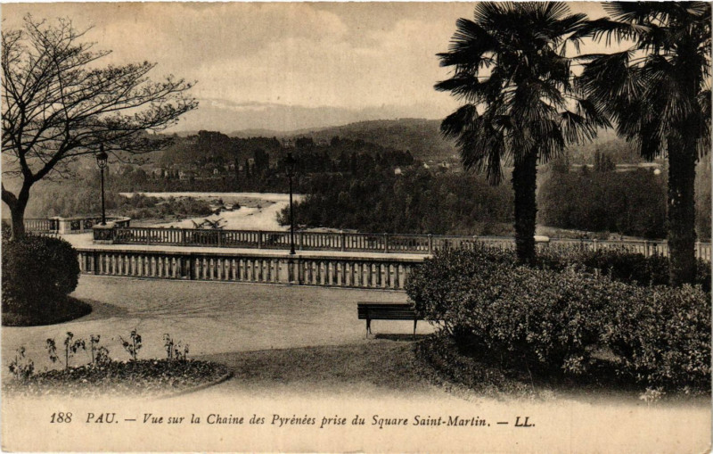 Carte postale ancienne Pau Vue sur la Chaine des Pyrenées prise du Square Saint-Martin à Pau