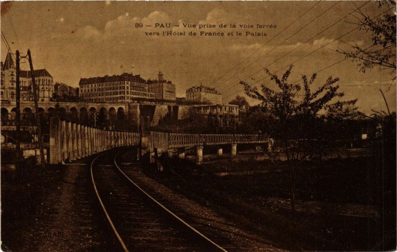 Carte postale ancienne Pau Vue prise de la voie ferrée vers l'Hotel de France&Le Palais à Pau