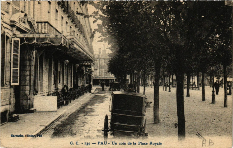 Carte postale ancienne Pau Un coin de la Place Royale à Pau