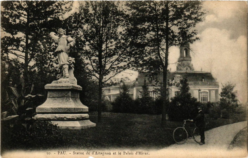 Carte postale ancienne Pau Statue de d'Artagnan et le Palais d'Hiver à Pau