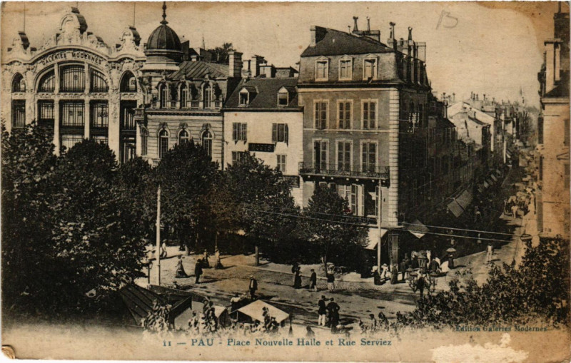 Carte postale ancienne Pau Place Nouvelle Halle et Rue Serviez à Pau