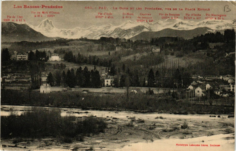 Carte postale ancienne Pau Le Gave et les Pyrenées vue de la Place Royale à Pau