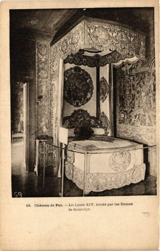 Carte postale ancienne Pau Le Chateau-Lit Louis Xiv brode par les Dames de Saint-Cyr à Pau
