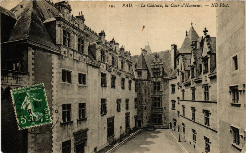 Carte postale ancienne Pau Le Chateau la Cour d'Honneur à Pau