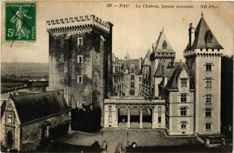 Carte postale ancienne Pau Le Chateau facade orientale à Pau