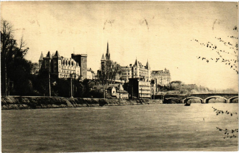Carte postale ancienne Pau Le chateau et le gave à Pau