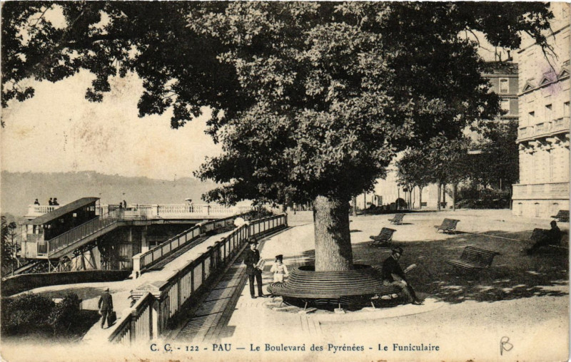 Carte postale ancienne Pau Le Boulevard des Pyrenées-Le Funiculaire à Pau