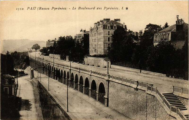 Carte postale ancienne Pau Le Boulevard des Pyrenées à Pau