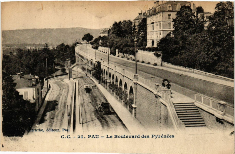 Carte postale ancienne Pau Le Boulevard des Pyrenées à Pau