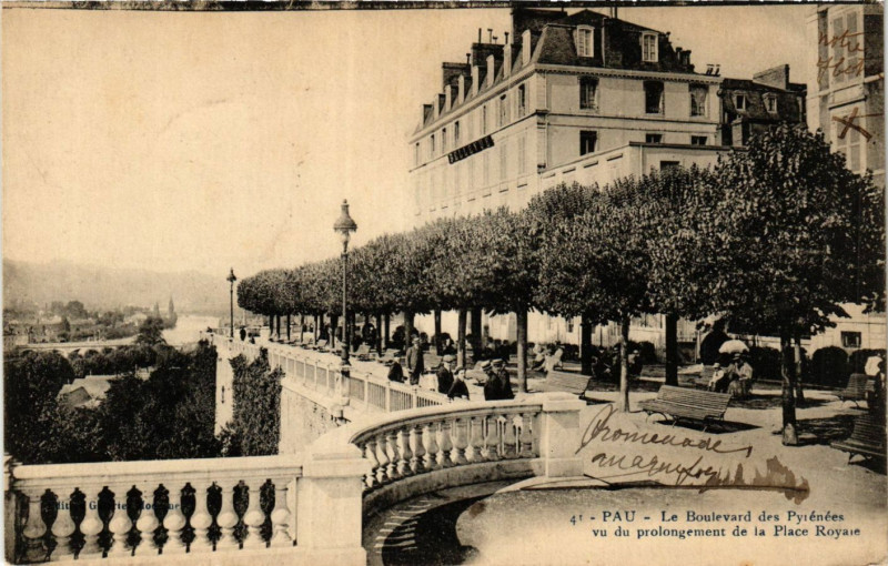 Carte postale ancienne Pau Le Boulevard des Pyrenées à Pau