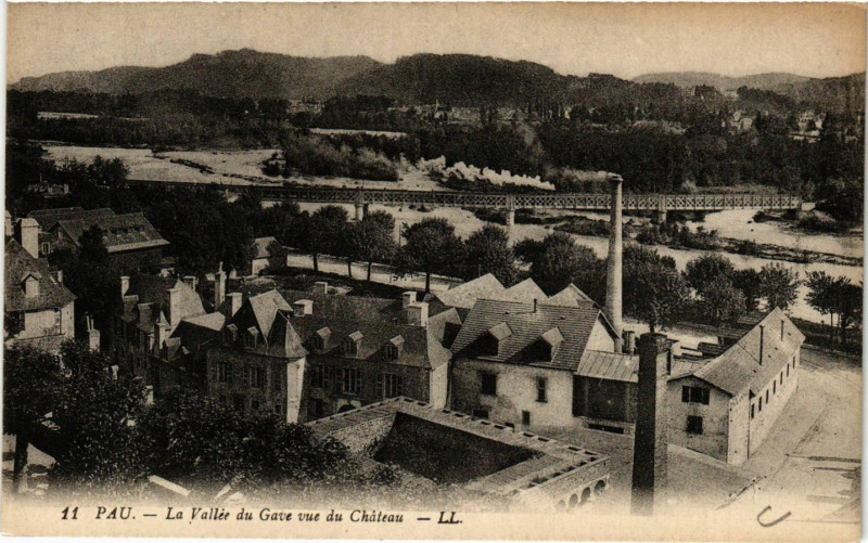 Carte postale ancienne Pau La Vallée du Gave vue du Chateau à Pau
