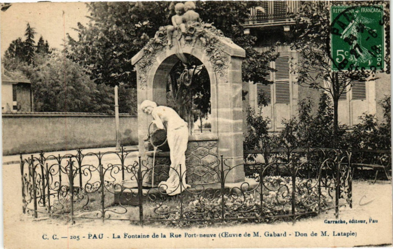 Carte postale ancienne Pau La Fontaine de la Rue Porteneuve à Pau