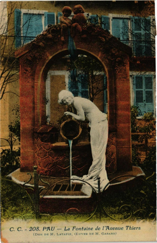Carte postale ancienne Pau La Fontaine de l'Avenue Thiers à Pau