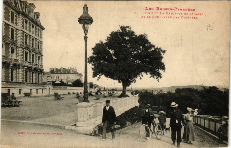 Carte postale ancienne Pau La descente de la Gare et le Boulevard des Pyrenées à Pau