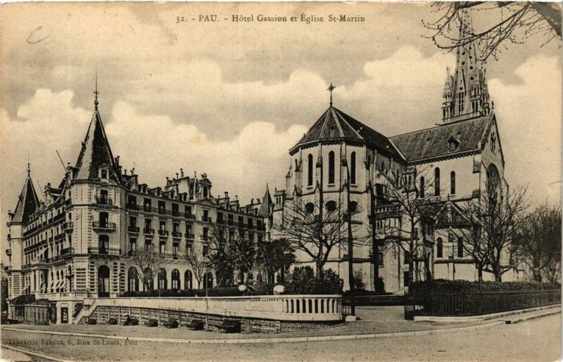 Carte postale ancienne Pau Hotel Gassion et Eglise Saint-Martin à Pau
