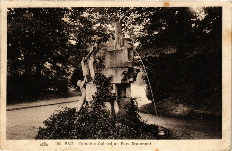 Carte postale ancienne Pau Fontaine Gabard au Parc Beaumont à Pau