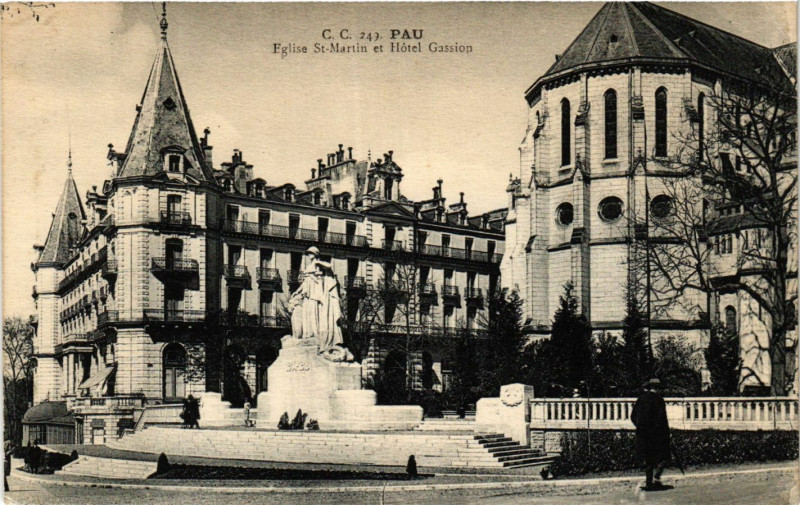 Carte postale ancienne Pau Eglise Saint-Martin et Hotel Gassion à Pau