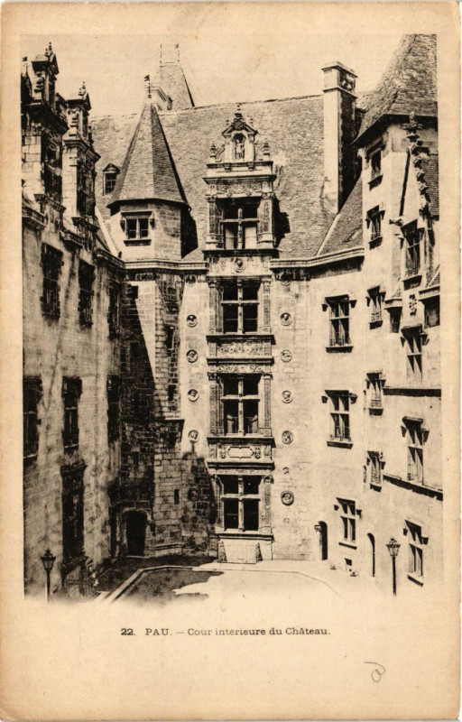 Carte postale ancienne Pau Cour interieure du Chateau à Pau