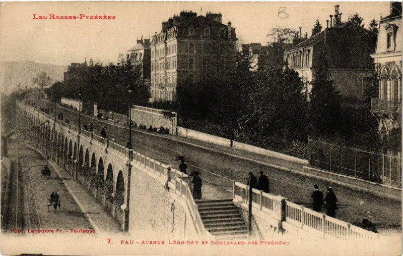 Carte postale ancienne Pau Avenue Leon Say et Boulevard des Pyrenées à Pau