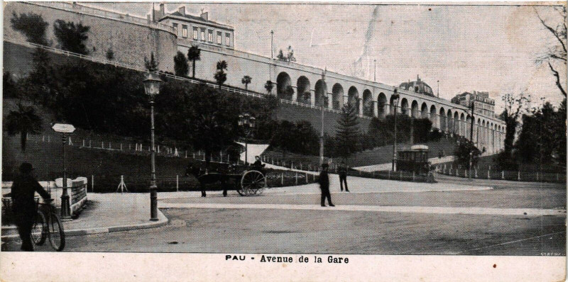 Carte postale ancienne Pau Avenue de la Gare à Pau