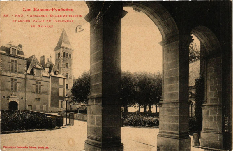 Carte postale ancienne Pau Ancienne Eglise Saint-MARTIN&Ancien Palais du Parlament à Pau