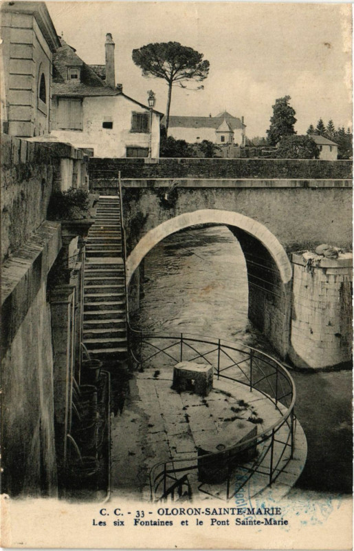 Carte postale ancienne Oloron Sainte-Marie-Les six Fontaines et le Pont Sainte-Marie à Oloron-Sainte-Marie