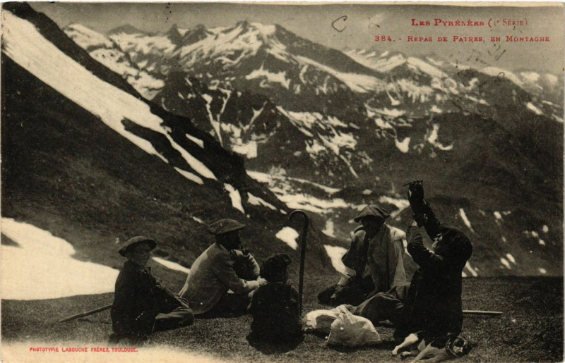 Carte postale ancienne Les PYRENéeS Repas de Patres en Montagne à Mont