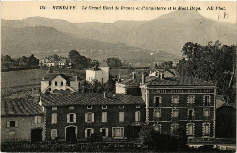 Carte postale ancienne Hendaye Le Grand Hotel de France et d'Angleterre et le Mont Haya à Hendaye