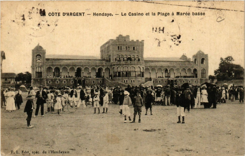 Carte postale ancienne Hendaye Le Casino et la Plage a Marée Bassée à Hendaye