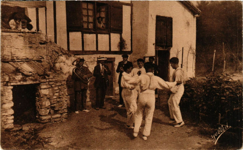 Carte postale ancienne Guethary Danseurs basques-Danse du Fandango à Guéthary