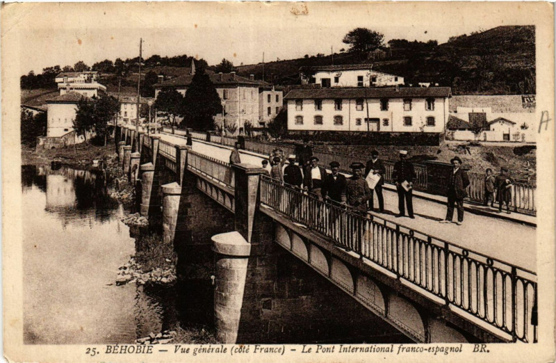 Carte postale ancienne Behobie Vue générale-Le Pont International Franco Espagnol