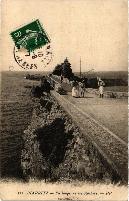 Carte postale ancienne Biarritz En longeant les Rochers à Biarritz