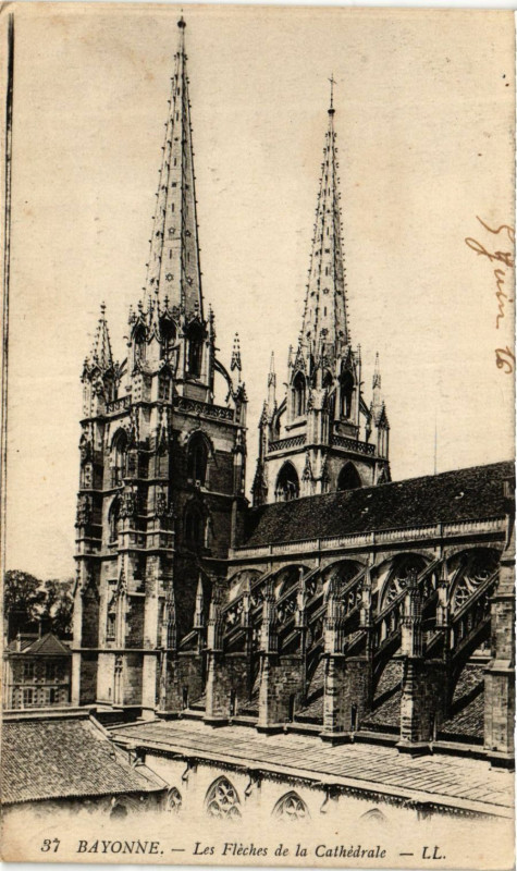 Carte postale ancienne Bayonne Les Fleches de la Cathedrale à Bayonne
