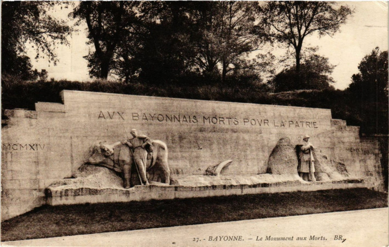 Carte postale ancienne Bayonne Le Monument aux Morts à Bayonne
