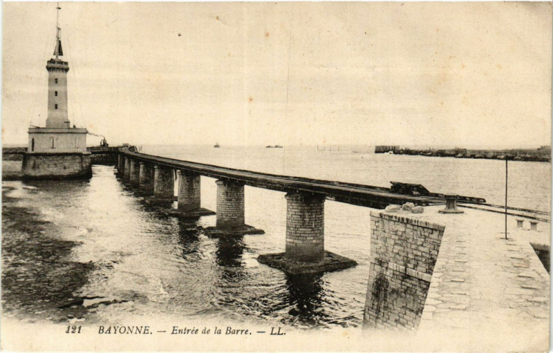 Carte postale ancienne Bayonne Entrée de la Barre à Bayonne