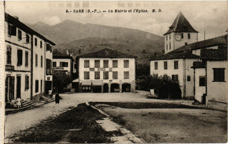 Carte postale ancienne Sare - La Mairie et l'Eglise à Sare