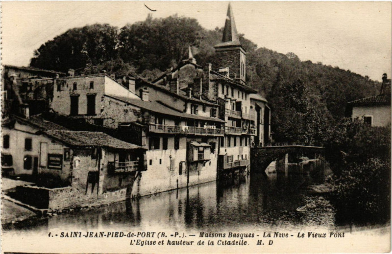 Carte postale ancienne Saint-Jean-Pied-de-Port - Maisons Basques - La Nive - Le Vieux Pont à Saint-Jean-Pied-de-Port